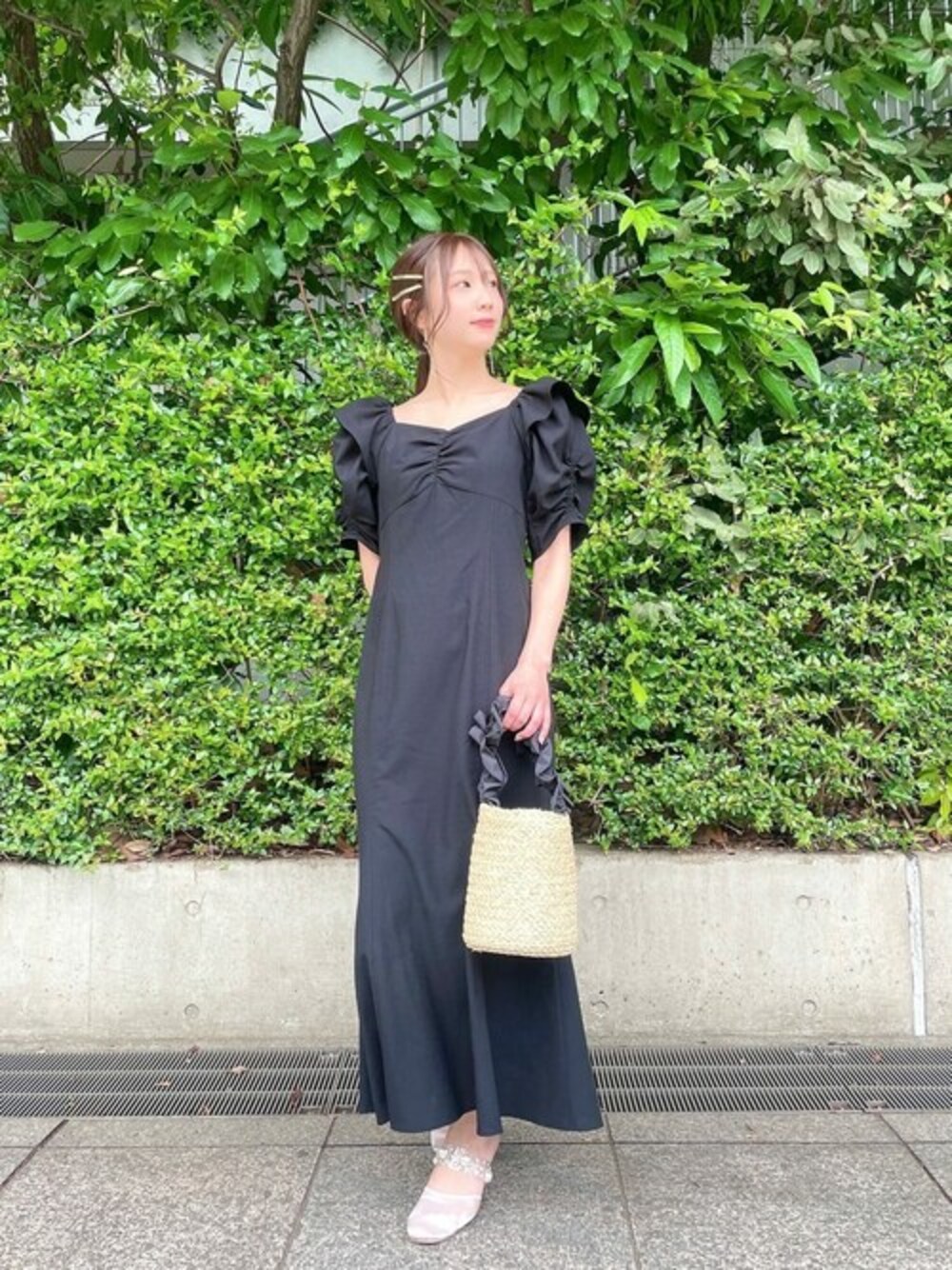 ブラック系のワンピース、ブラック系のピアス(両耳用)を着用したレディースの夏コーディネートの1枚目の写真
