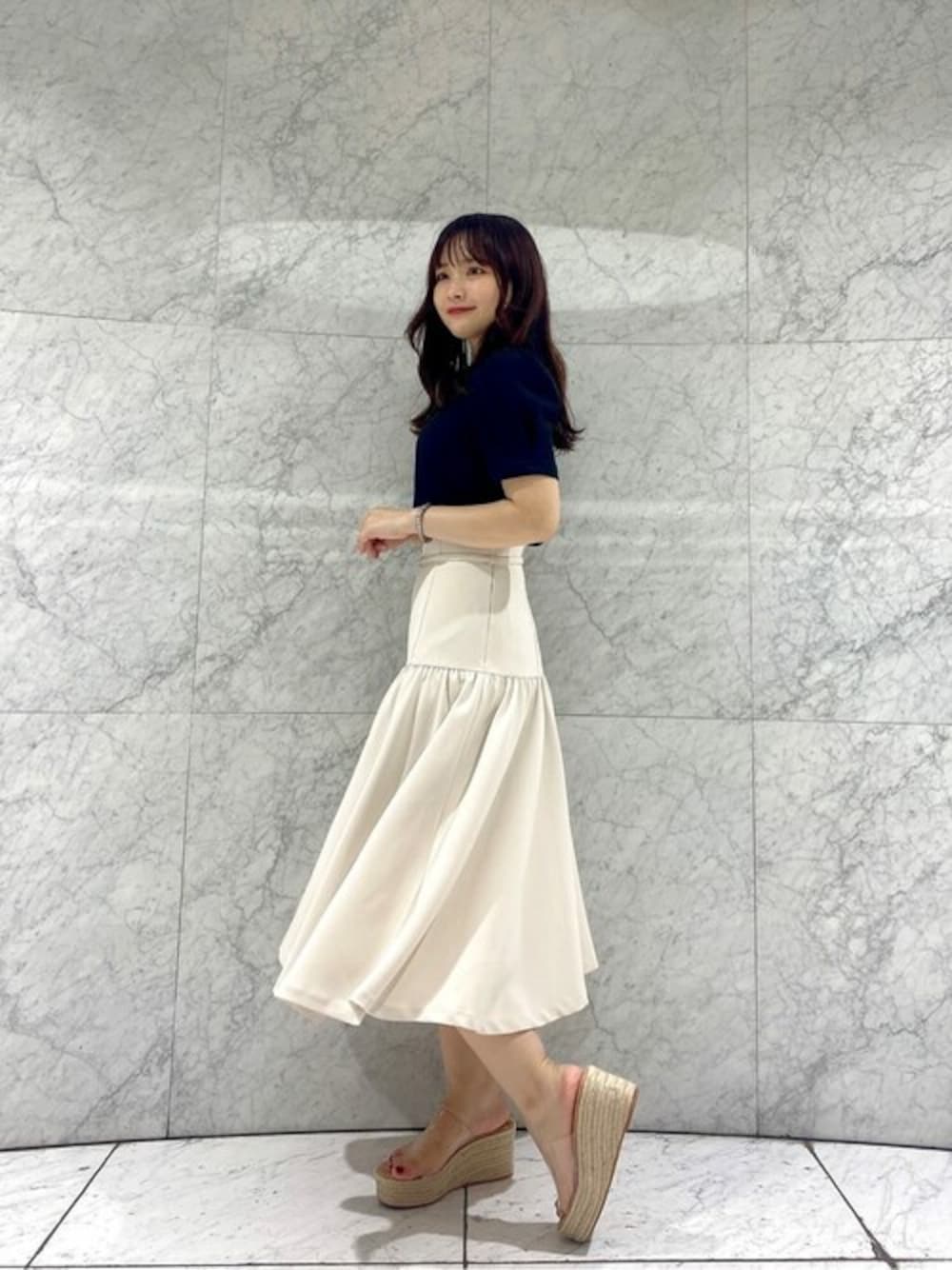 ブラック系のTシャツ/カットソー、ホワイト系のスカートを着用したレディースの夏コーディネートの1枚目の写真