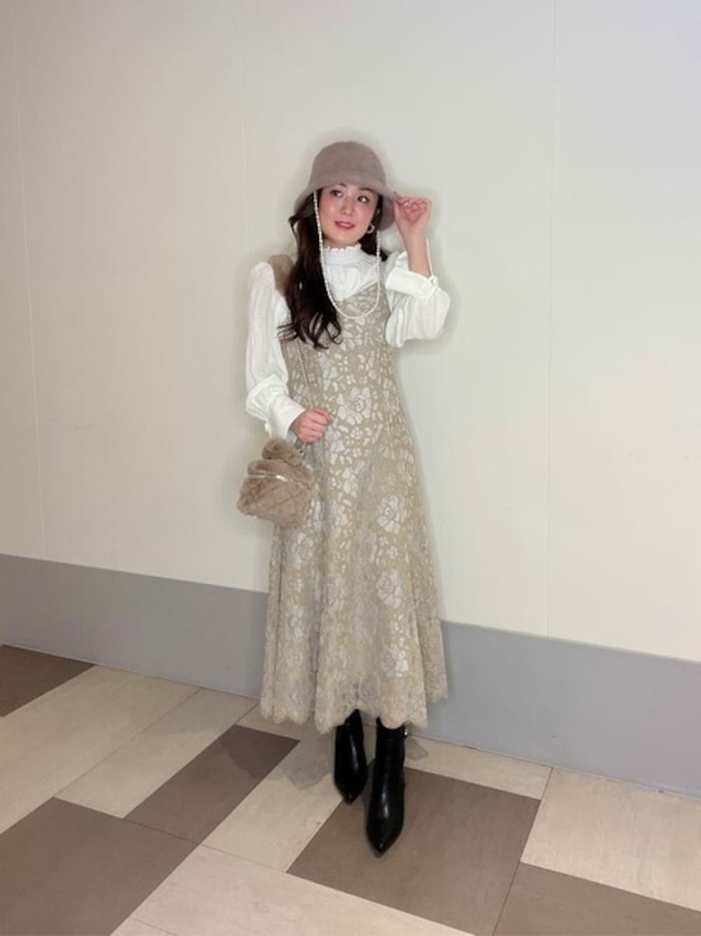 ホワイト系のシャツ/ブラウス、グリーン系のワンピース、ベージュ系のショルダーバッグを着用したレディースの秋コーディネートの1枚目の写真