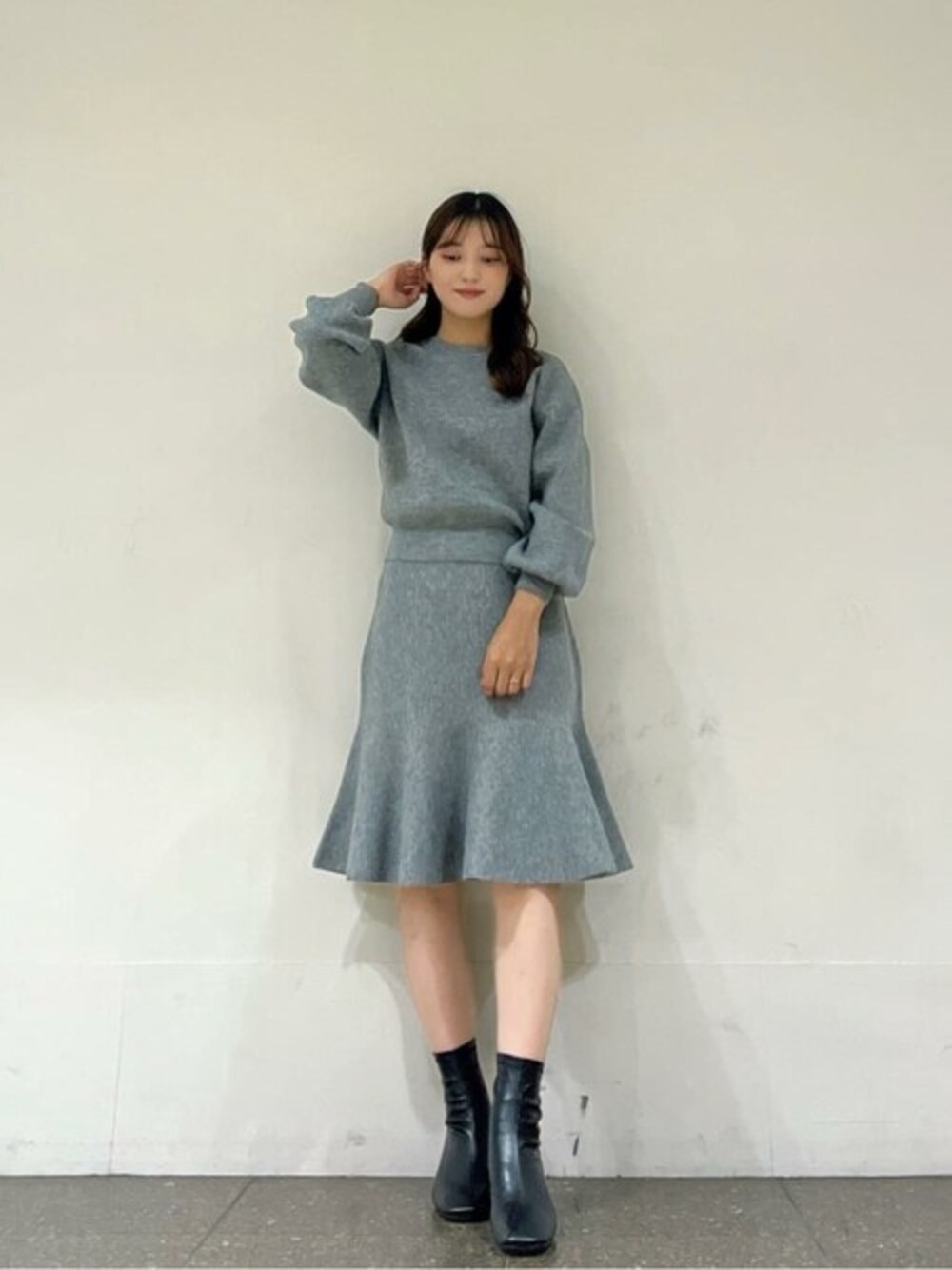グレー系のワンピースを着用したレディースの秋コーディネートの1枚目の写真
