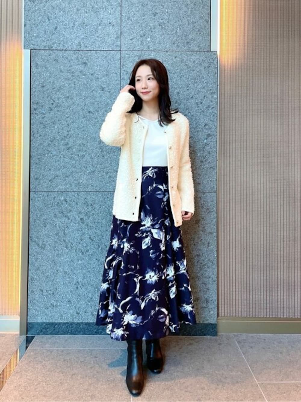 「カーディガン、ブーツ、花柄、休日スタイル、お出かけコーデ、きれいめカジュアル、通勤コーデ、オフィスカジュアル、PROPORTION BODY DRESSING、秋コーデ」｜「PROPORTION BODY DRESSINGのラッフルニット / 1213270902（ニット/セーター、ホワイト系）」を使った、PROPORTION STAFFさん（レディース・153cm）の秋コーディネートの1枚目の写真
