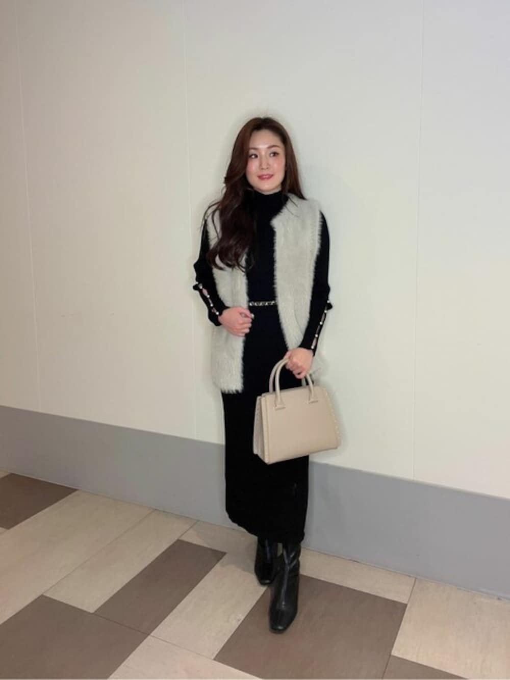 ブラック系のワンピース、グレー系のブルゾン、ベージュ系のトートバッグを着用したレディースの秋コーディネートの1枚目の写真