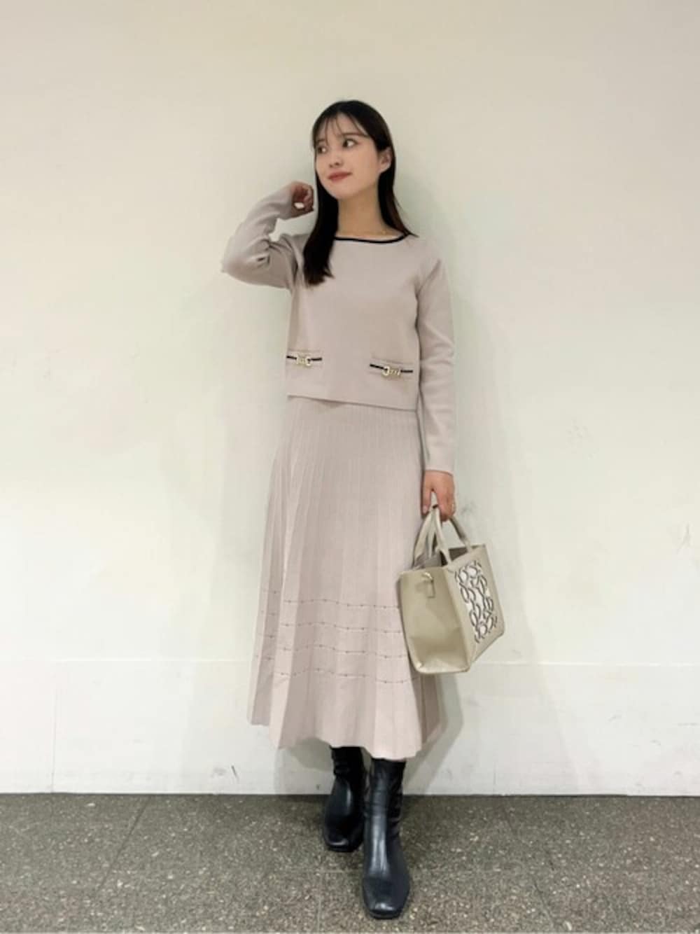 グレー系のワンピース、グレー系のショルダーバッグを着用したレディースの秋コーディネートの1枚目の写真