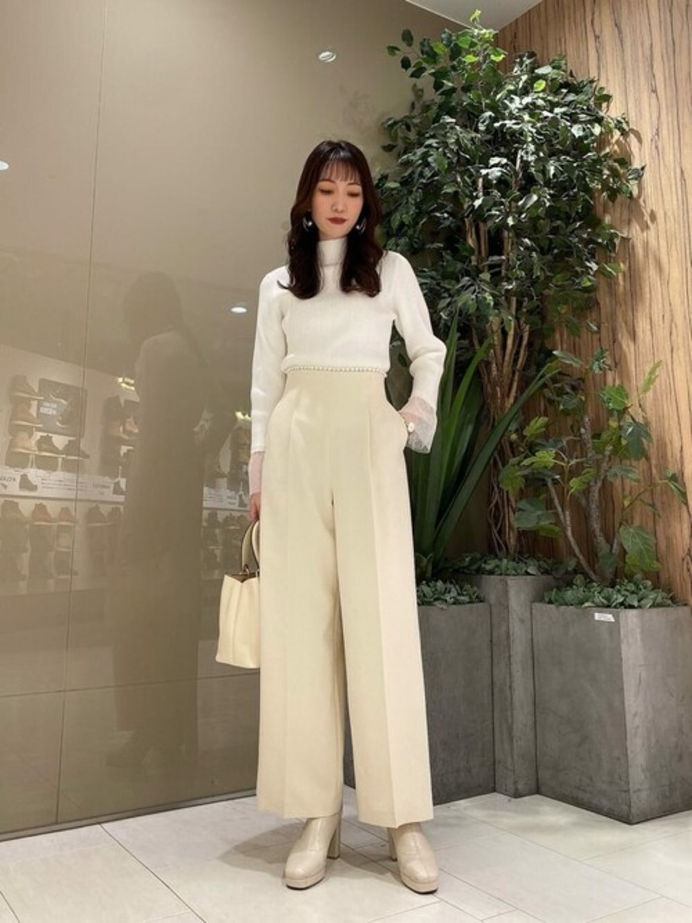 ホワイト系のニット/セーター、ホワイト系のその他パンツ、ホワイト系のトートバッグを着用したレディースの冬コーディネートの1枚目の写真