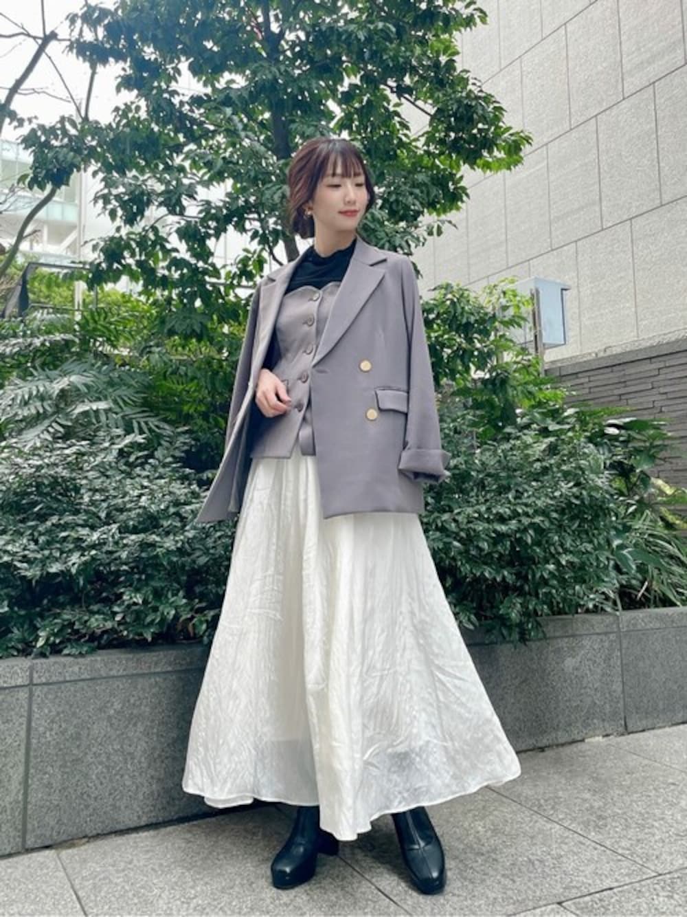 グレー系のテーラードジャケット、グレー系のベスト、ブラック系のTシャツ/カットソーを着用したレディースの冬コーディネートの1枚目の写真