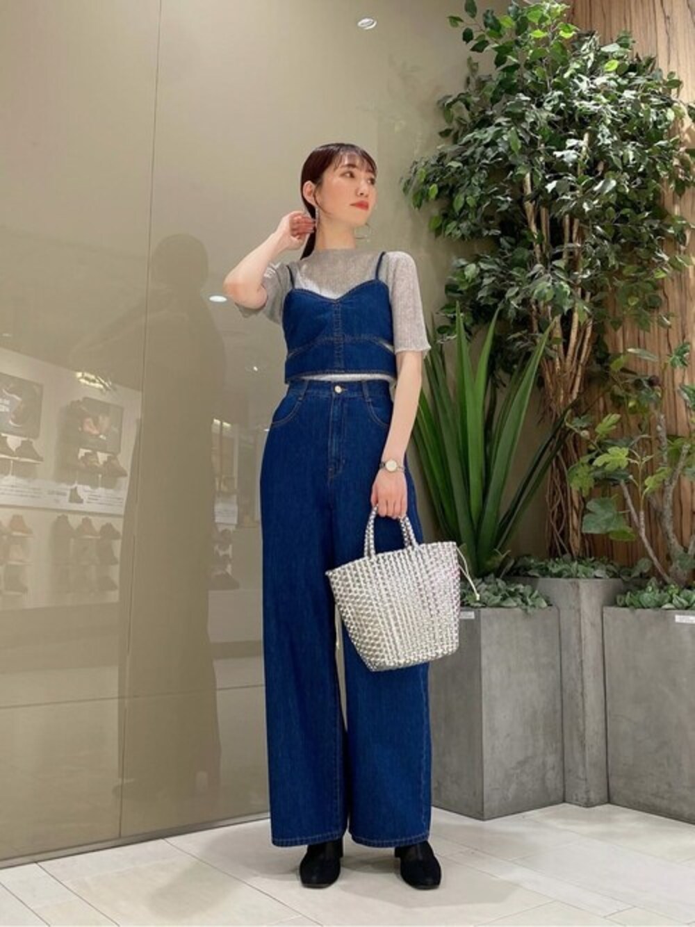 ブルー系のワンピース、グレー系のニット/セーター、シルバー系のトートバッグを着用したレディースの春コーディネートの1枚目の写真