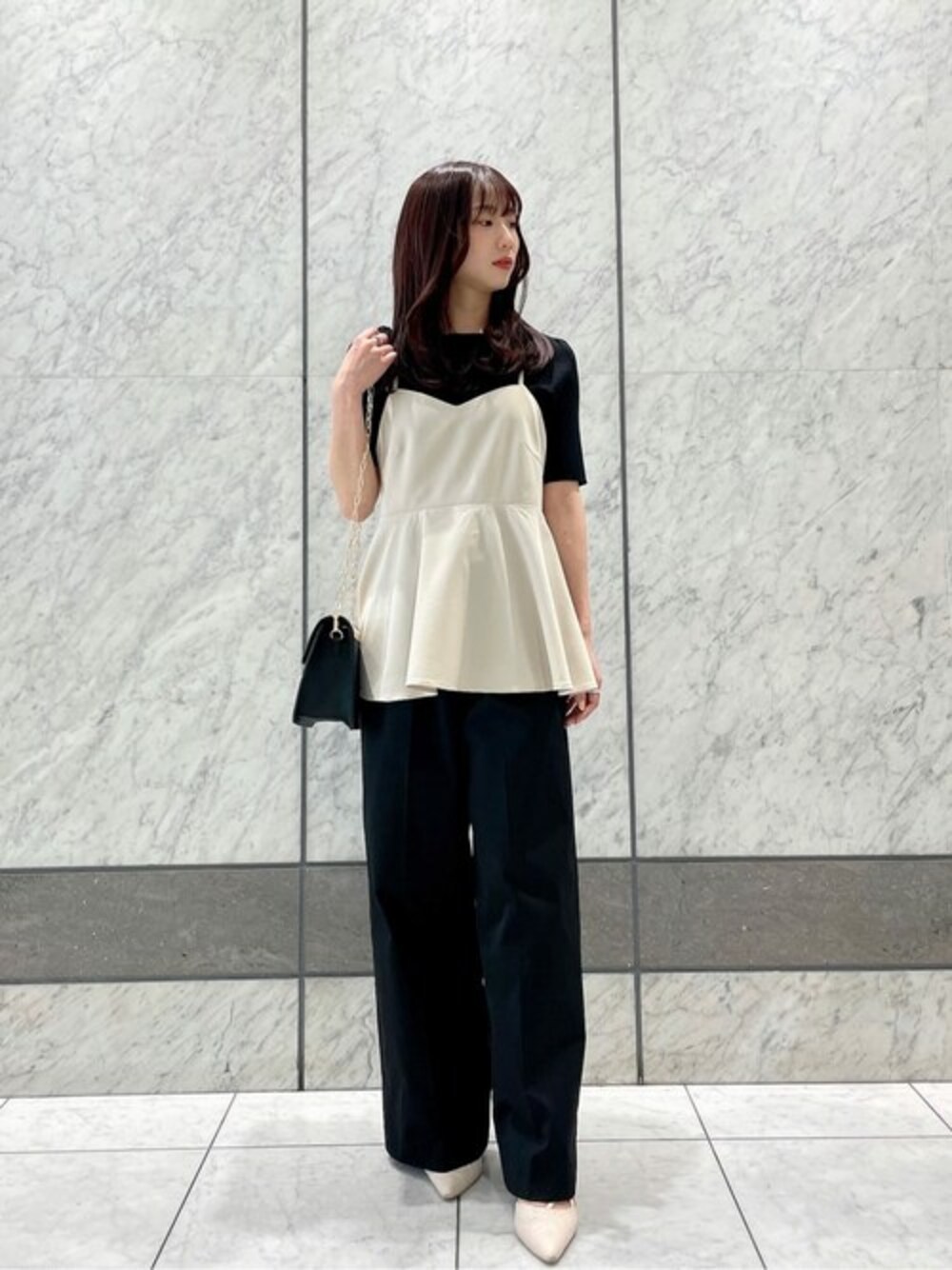 ベージュ系のニット/セーター、ブラック系のその他パンツ、ブラック系のショルダーバッグを着用したレディースの春コーディネートの1枚目の写真