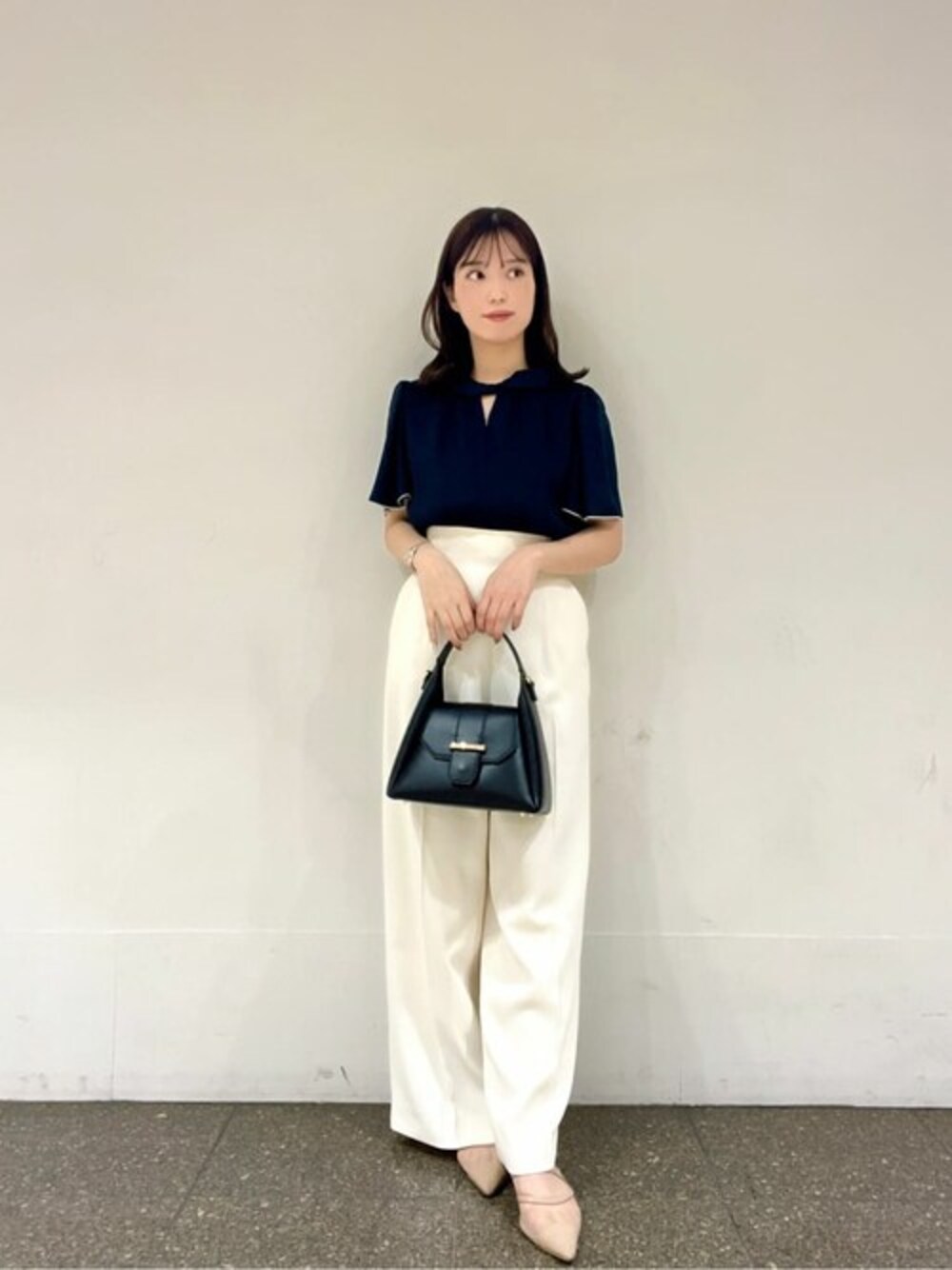 ブルー系のシャツ/ブラウス、ホワイト系のその他パンツ、ブラック系のトートバッグを着用したレディースの春コーディネートの1枚目の写真