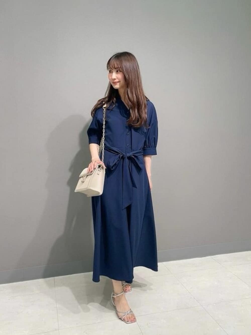 「ワンピース、大人カジュアル、休日スタイル、お出かけコーデ、きれいめカジュアル、通勤コーデ、春夏コーデ、夏コーデ、オフィスカジュアル、PROPORTION BODY DRESSING」｜「PROPORTION BODY DRESSINGのカラーシャツワンピース / 1214140418（ワンピース、ブルー系）」を使った、PROPORTION STAFFさん（レディース・160cm）の春コーディネートの1枚目の写真