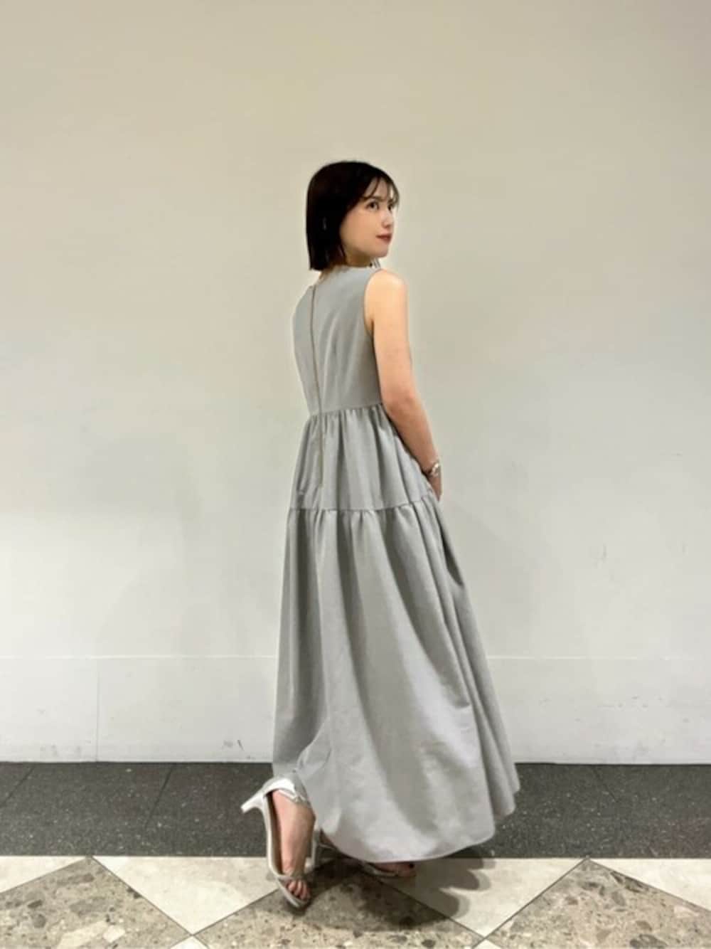 ブラウン系のワンピースを着用したレディースの夏コーディネートの1枚目の写真