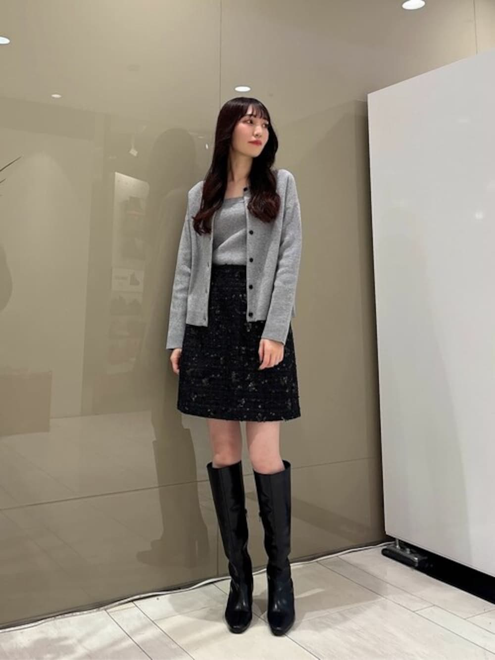 「カジュアル、シンプル、冬コーデ、大人カジュアル、休日スタイル、お出かけコーデ、きれいめカジュアル、シンプルコーデ、PROPORTION BODY DRESSING」｜「PROPORTION BODY DRESSINGのビジューツイードミニスカート / 1215120002（スカート、ブラック系）」を使った、PROPORTION STAFFさん（レディース・162cm）の冬コーディネートの1枚目の写真
