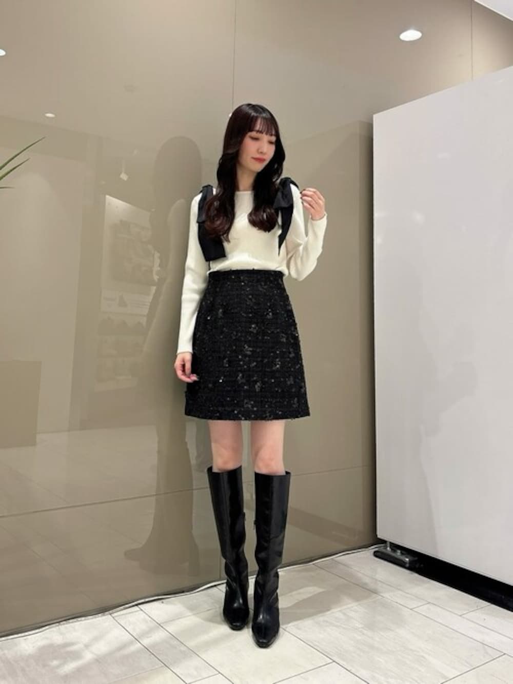 「カジュアル、シンプル、冬コーデ、大人カジュアル、休日スタイル、お出かけコーデ、きれいめカジュアル、シンプルコーデ、PROPORTION BODY DRESSING」｜「PROPORTION BODY DRESSINGのショルダーリボンリブニット / 1215170002（ニット/セーター、ホワイト系）」を使った、PROPORTION STAFFさん（レディース・162cm）の冬コーディネートの1枚目の写真