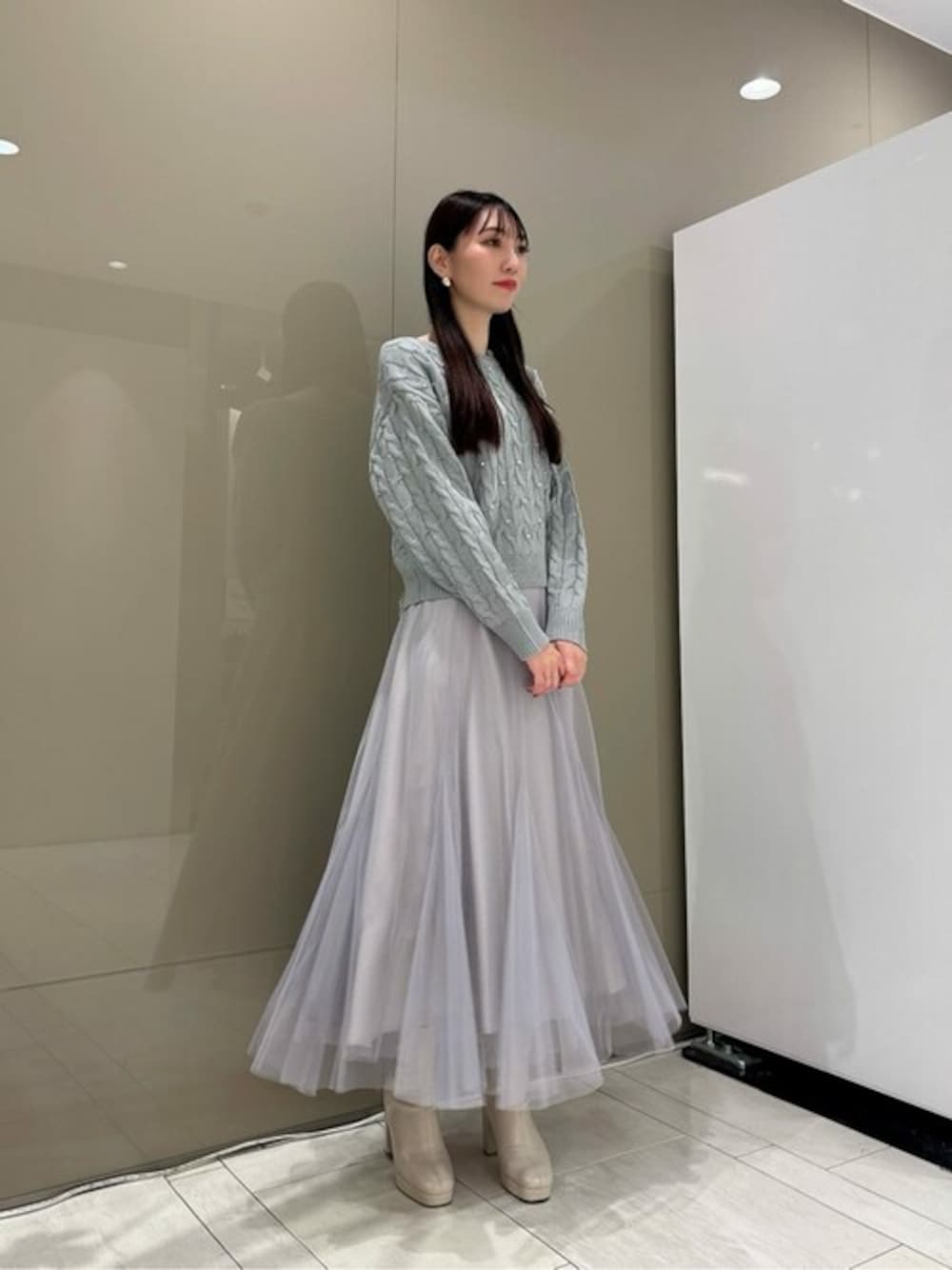 「カジュアル、シンプル、冬コーデ、大人カジュアル、休日スタイル、お出かけコーデ、きれいめカジュアル、シンプルコーデ、PROPORTION BODY DRESSING」｜「PROPORTION BODY DRESSINGのパール付きケーブルニット / 1215170004（ニット/セーター、ブルー系）」を使った、PROPORTION STAFFさん（レディース・162cm）の冬コーディネートの1枚目の写真