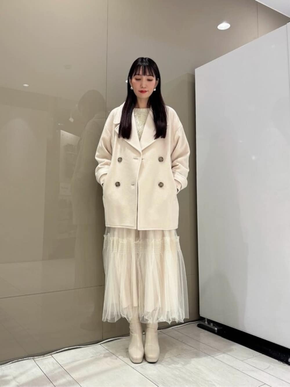「カジュアル、シンプル、冬コーデ、大人カジュアル、休日スタイル、お出かけコーデ、きれいめカジュアル、シンプルコーデ、PROPORTION BODY DRESSING」｜「PROPORTION BODY DRESSINGのビックカラーハーフコート / 1214252001（ステンカラーコート、ホワイト系）」を使った、PROPORTION STAFFさん（レディース・162cm）の冬コーディネートの1枚目の写真