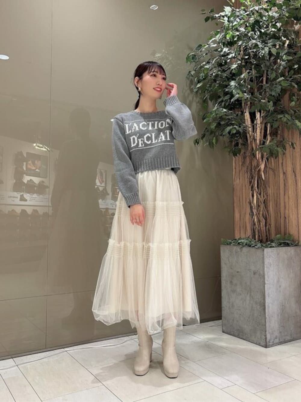 「カジュアル、シンプル、冬コーデ、大人カジュアル、休日スタイル、お出かけコーデ、きれいめカジュアル、シンプルコーデ、春コーデ、PROPORTION BODY DRESSING」｜「PROPORTION BODY DRESSINGのカジュアルロゴニット / 1215170102（ニット/セーター、グレー系）」を使った、PROPORTION STAFFさん（レディース・162cm）の冬コーディネートの1枚目の写真