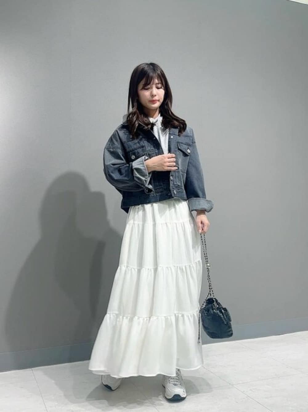 「カジュアル、シンプル、冬コーデ、大人カジュアル、休日スタイル、お出かけコーデ、きれいめカジュアル、シンプルコーデ、春コーデ、PROPORTION BODY DRESSING」｜「PROPORTION BODY DRESSINGのリボンブローチ付きフーディー / 1215160100（パーカー、グレー系）」を使った、PROPORTION STAFFさん（レディース・159cm）の冬コーディネートの1枚目の写真