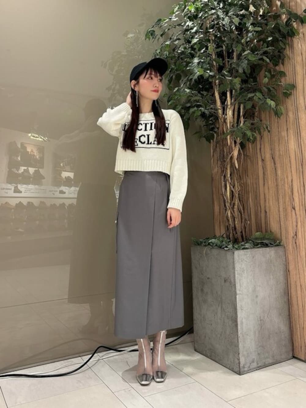「カジュアル、シンプル、大人カジュアル、休日スタイル、お出かけコーデ、きれいめカジュアル、シンプルコーデ、春コーデ、カジュアルコーデ、PROPORTION BODY DRESSING」｜「PROPORTION BODY DRESSINGのカジュアルロゴニット / 1215170102（ニット/セーター、ホワイト系）」を使った、PROPORTION STAFFさん（レディース・162cm）の春コーディネートの1枚目の写真