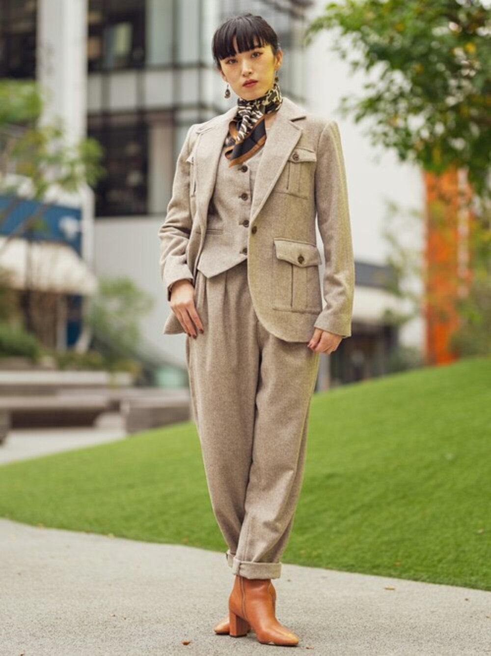 ホワイト系のニット/セーター、ブラウン系のその他パンツ、ブラウン系のテーラードジャケットを着用したレディースの冬コーディネートの1枚目の写真