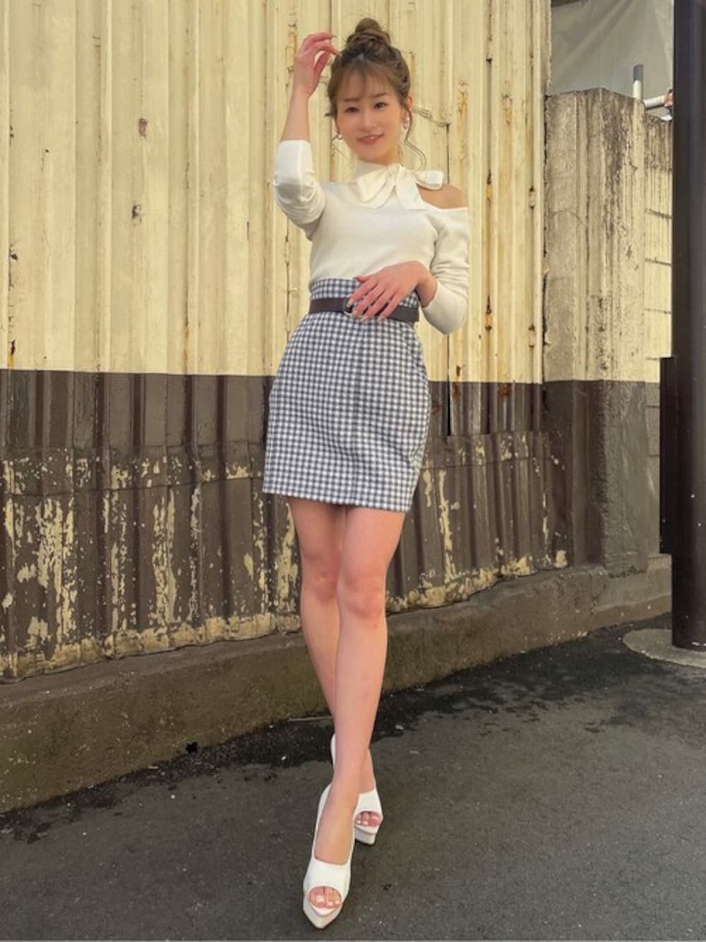 ホワイト系のニット/セーター、その他のスカート、ホワイト系のパンプスを着用したレディースの春コーディネートの1枚目の写真