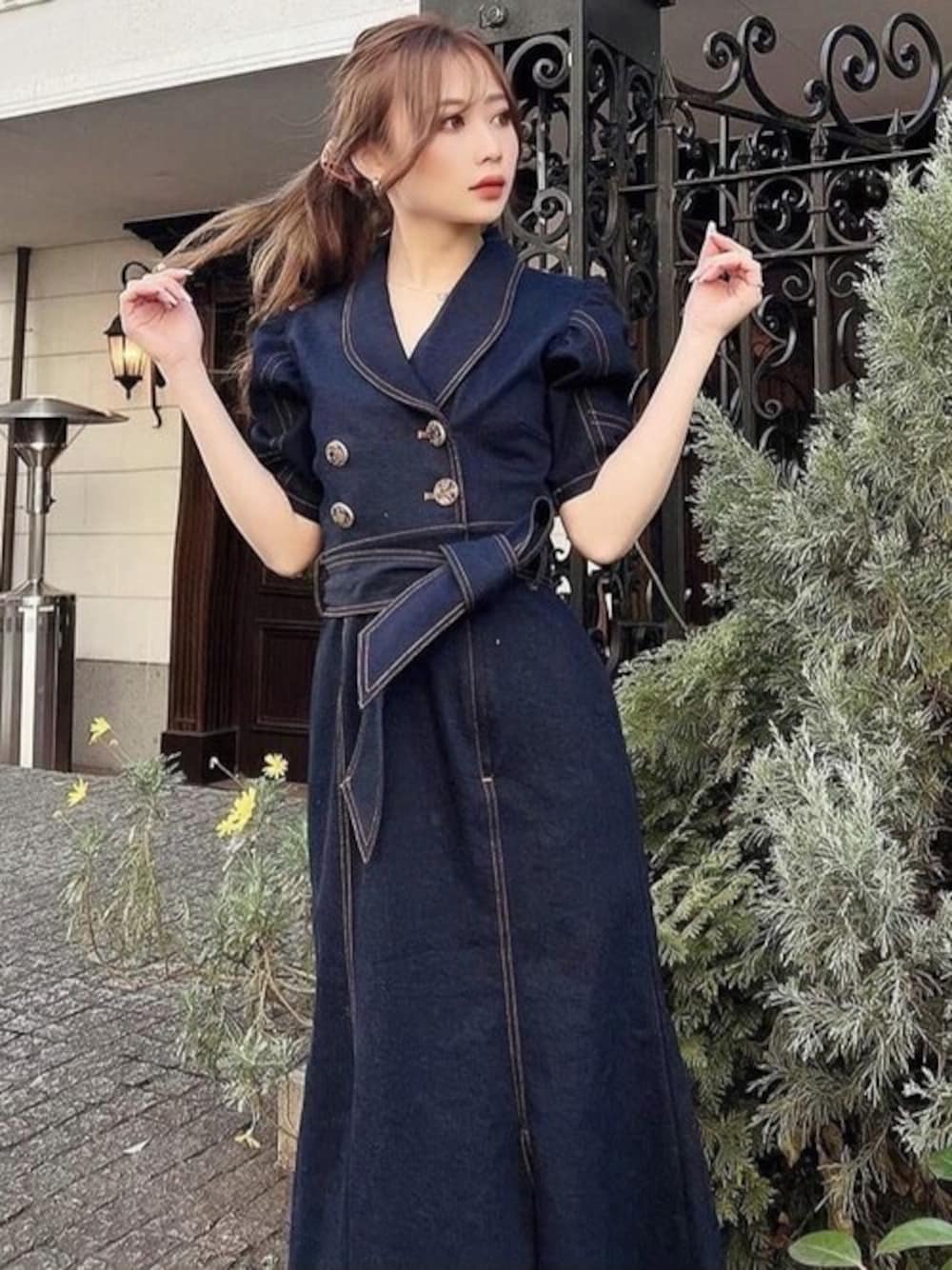 ブルー系のワンピースを着用したレディースの春コーディネートの1枚目の写真