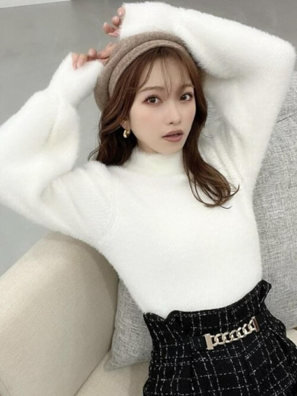 「ニットトップス、ホワイト、白、ふわふわニット、シャギーニット、RESEXXY、リゼクシー、あざとかわいい」｜「RESEXXYのスクエアチェーンツイードハイウエストパンツ（その他パンツ、ブラック系）」を使った、RESEXXYさん（レディース・157cm）の秋コーディネートの1枚目の写真