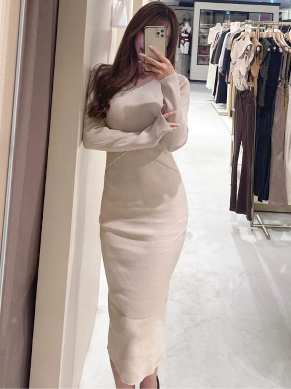 ベージュ系のワンピースを着用したレディースの秋コーディネートの1枚目の写真