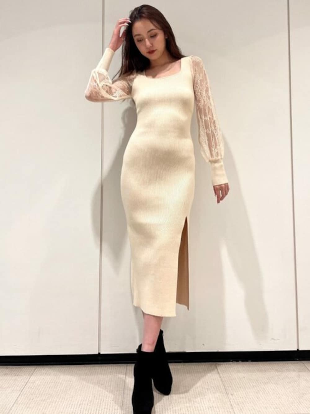 ブラック系のブーツ、ホワイト系のワンピースを着用したレディースの秋コーディネートの1枚目の写真