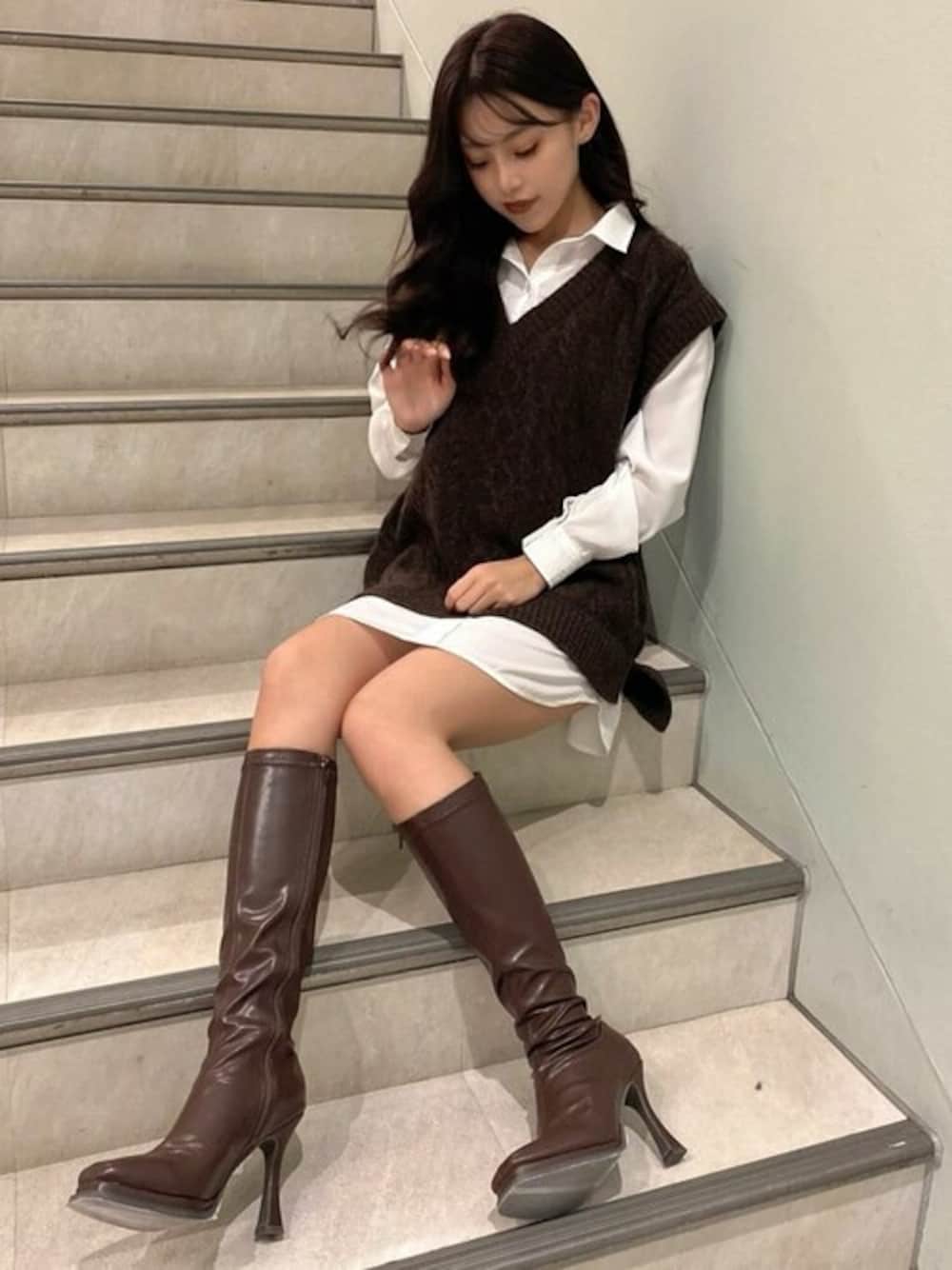 ブラウン系のニット/セーター、ブラウン系のブーツを着用したレディースの秋コーディネートの1枚目の写真