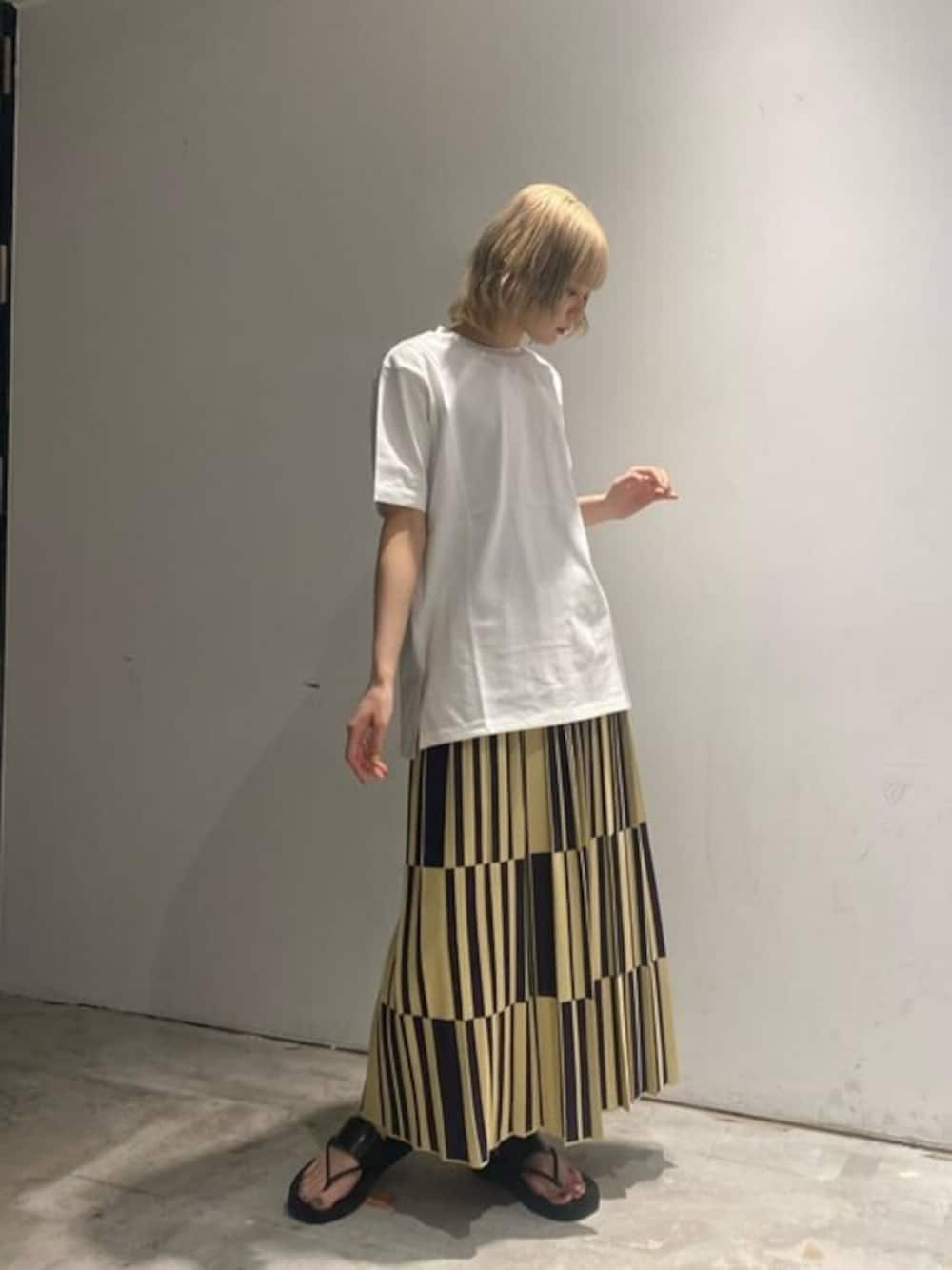ホワイト系のTシャツ/カットソー、パープル系のスカート、ブラック系のサンダルを着用したレディースの夏コーディネートの1枚目の写真