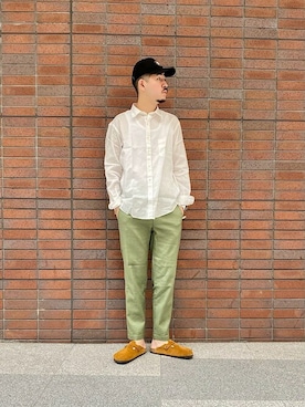 「オリーブ」｜「アイテム（チノパンツ）」を使った、澤村さん（メンズ・174cm）の春コーディネート
