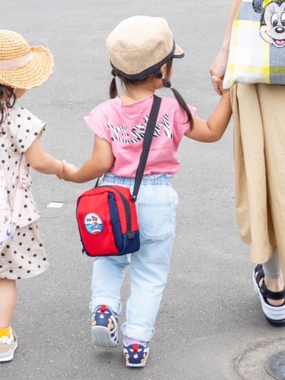 「カジュアル、休日スタイル、女の子、3歳、キッズコーデ、お塩のお服、お塩、塩顔、動物園」｜「THE NORTH FACEのTHE NORTH FACE/ザ・ノース・フェイス/KIDS' HIKE CAP/キッズ　ハイクキャップ/NNJ01811（キャップ、ブラウン系）」を使った、お塩さん（キッズ・90cm）の秋コーディネートの1枚目の写真