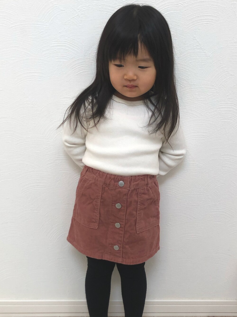 「キッズファッション、冬コーデ、台形ｽｶｰﾄ、白トップス、3歳、おんなのこ、お塩、お塩のお服」｜「Birthdayのアイテム（スカート、ブラウン系）」を使った、お塩さん（キッズ・90cm）の冬コーディネートの1枚目の写真