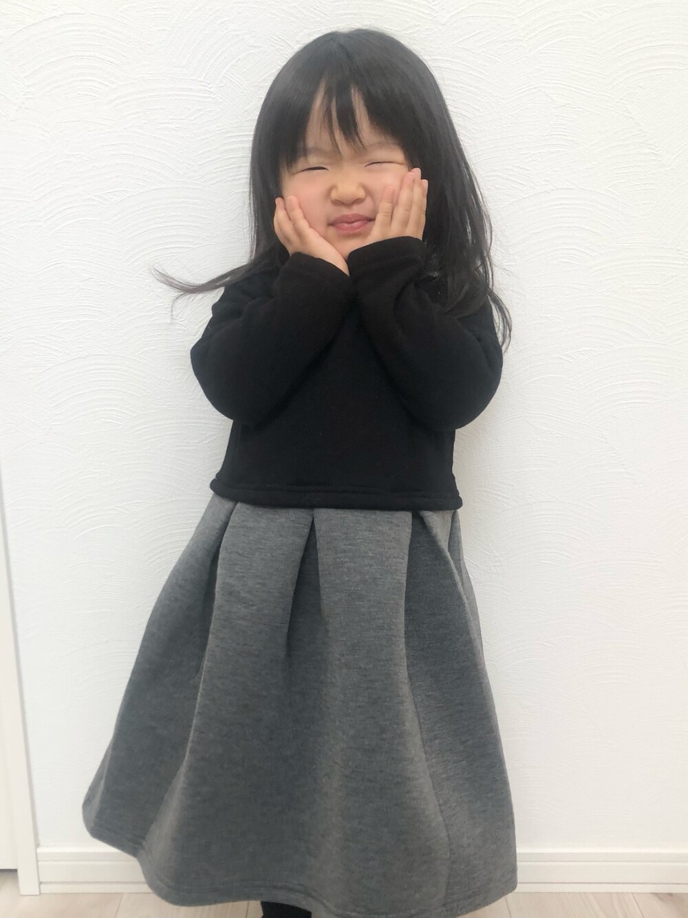「バイカラー、バイカラーワンピース、法事キッズ、裏起毛、3歳、おんなのこ、お塩、お塩のお服、黒、グレー」｜「韓国セレクトショップのアイテム（ワンピース/ドレス、ブラック系）」を使った、お塩さん（キッズ・90cm）の冬コーディネートの1枚目の写真