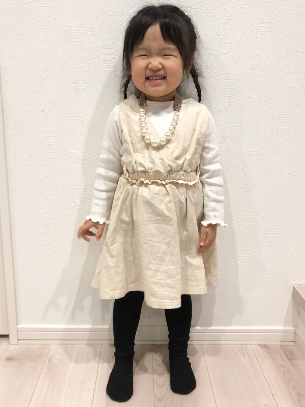 「Areeam、ホワイトコーデ、オールホワイト、バースデイ、ワンピース、パールネックレス、お塩、お塩のお服、3歳、おんなのこ」｜「Birthdayのアイテム（ワンピース/ドレス、ホワイト系）」を使った、お塩さん（キッズ・90cm）の冬コーディネートの1枚目の写真
