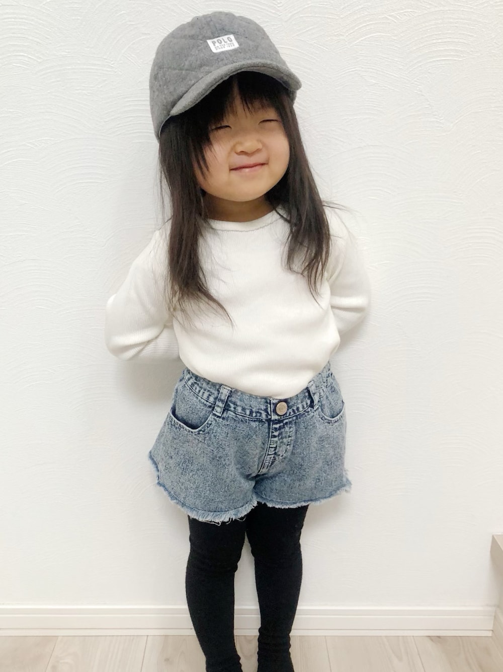 「カジュアル、おしゃれさんと繋がりたい、3歳、おんなのこ、白トップス、デニムパンツ、デニムショートパンツ、キャップ女子、お塩、お塩のお服」｜「Birthdayのアイテム（トップス、ホワイト系）」を使った、お塩さん（キッズ・90cm）の冬コーディネートの1枚目の写真