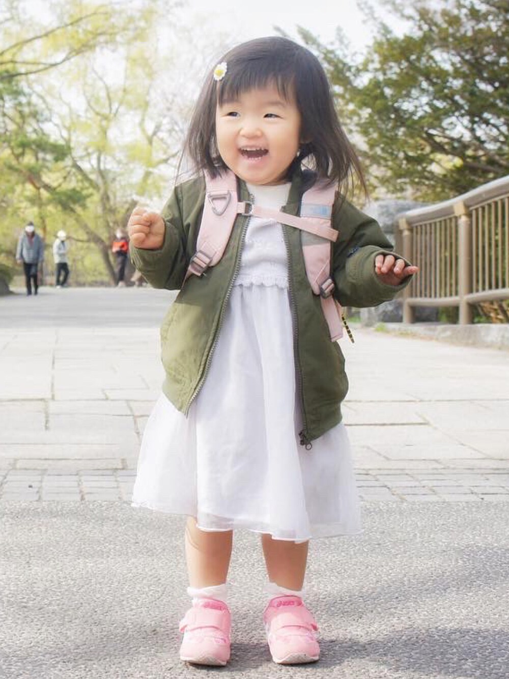 「お塩、お塩のお服、キッズコーデ、30代、女の子、スニーカー、スニーカーコーデ、スニーカー女子、塩顔」｜「petit mainのニットチュールキャミワンピース（ワンピース、パープル系）」を使った、お塩さん（キッズ・90cm）の秋コーディネートの1枚目の写真