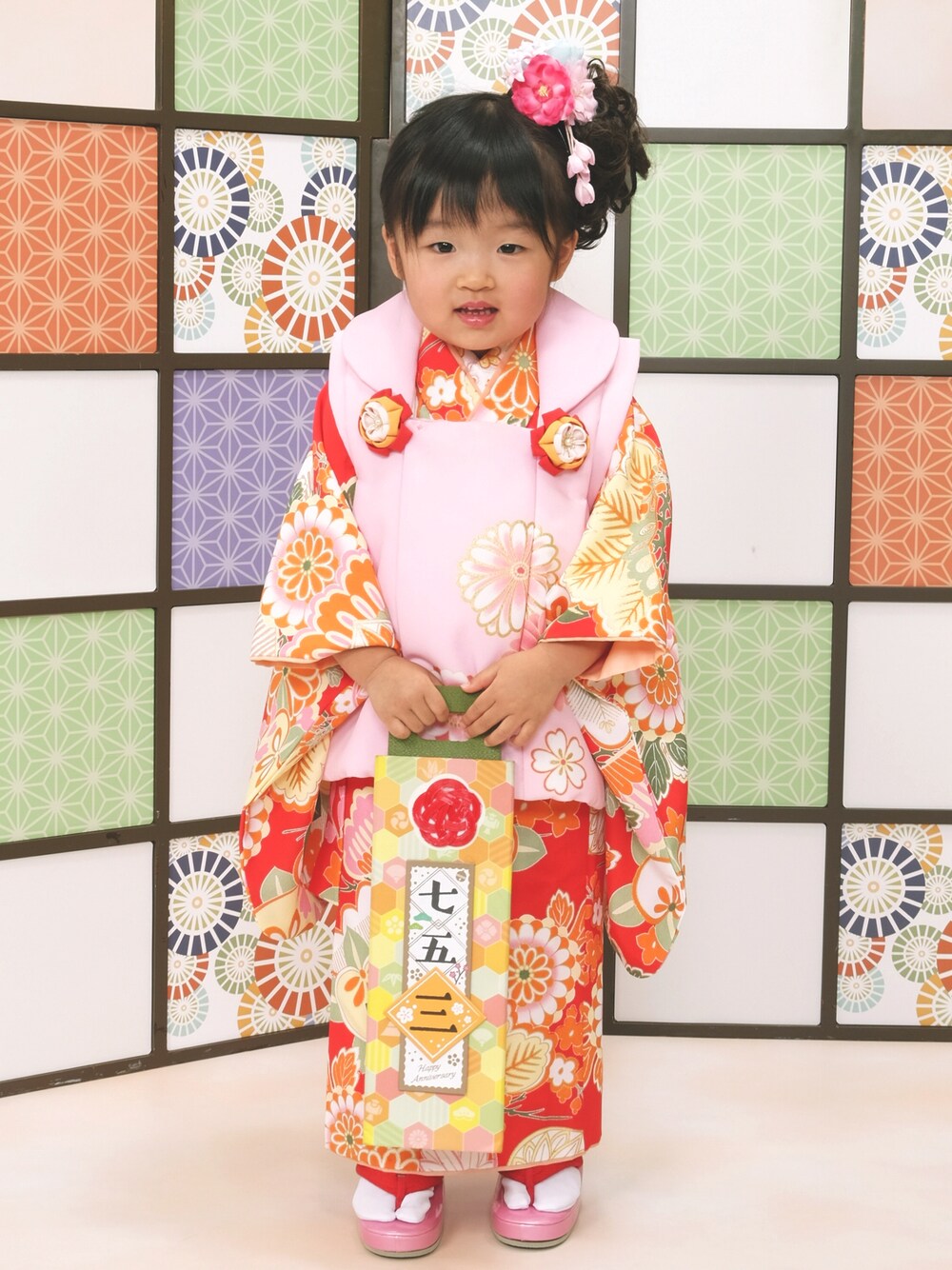 「あけましておめでとうございます！、おんなのこコーデ、赤、七五三３歳、お塩、お塩のお服、お正月、スタジオアリス」｜「スタジオアリスのアイテム（着物、レッド系）」を使った、お塩さん（キッズ・90cm）の冬コーディネートの1枚目の写真