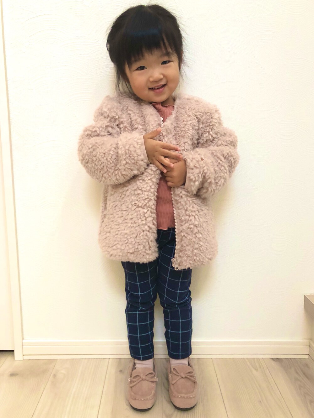「お塩、お塩のお服、ボアジャケット、ピンク、おんなのこ、3歳、モコモコアウター」｜「petit mainのボアジップジャケット（Tシャツ/カットソー、ピンク系）」を使った、お塩さん（キッズ・90cm）の秋コーディネートの1枚目の写真