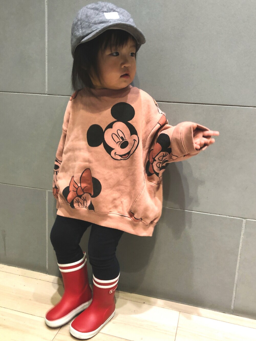 「レインブーツ、休日スタイル、札幌、2歳、レインシューズ、秋コーデ、autumn、秋服準備はじめました、お塩、お塩のお服」｜「Birthdayのアイテム（キャップ、グレー系）」を使った、お塩さん（キッズ・80cm）の秋コーディネートの1枚目の写真
