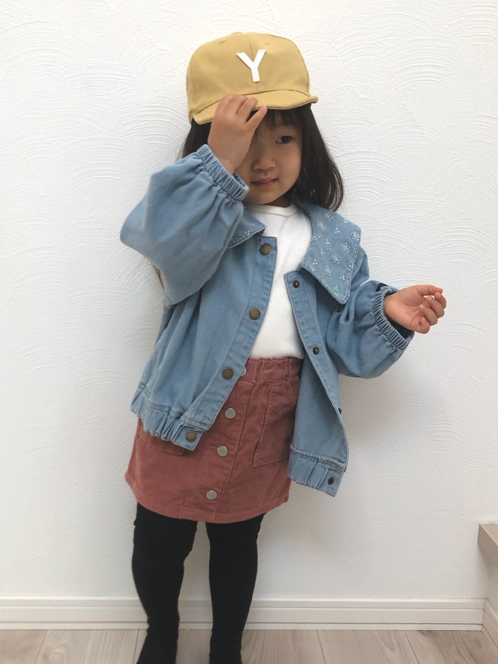 「カジュアルコーデ、キャップ女子、おんなのこ、3歳、台形ｽｶｰﾄ、コーデュロイ、デニムジャケット、白トップス、お塩、お塩のお服」｜「Birthdayのアイテム（トップス、ホワイト系）」を使った、お塩さん（キッズ・90cm）の冬コーディネートの1枚目の写真
