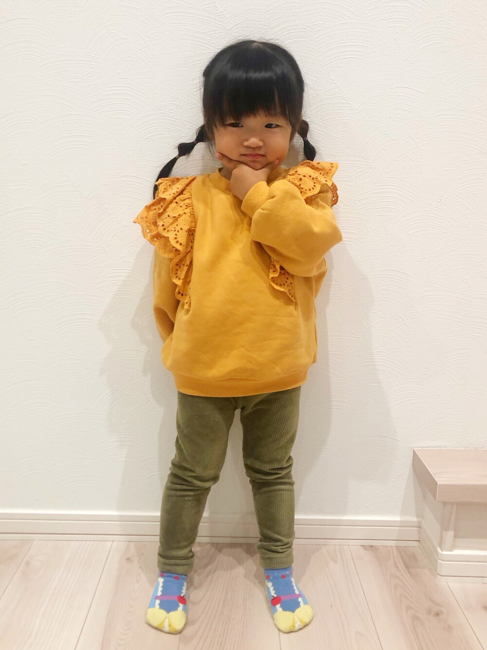 「スウェット、コーデュロイ、秋ルック紹介するよ、お塩、お塩のお服、塩顔、3歳、おんなのこ、ビックシルエット」｜「H&Mのアイテム（トップス、イエロー系）」を使った、お塩さん（キッズ・90cm）の秋コーディネートの1枚目の写真
