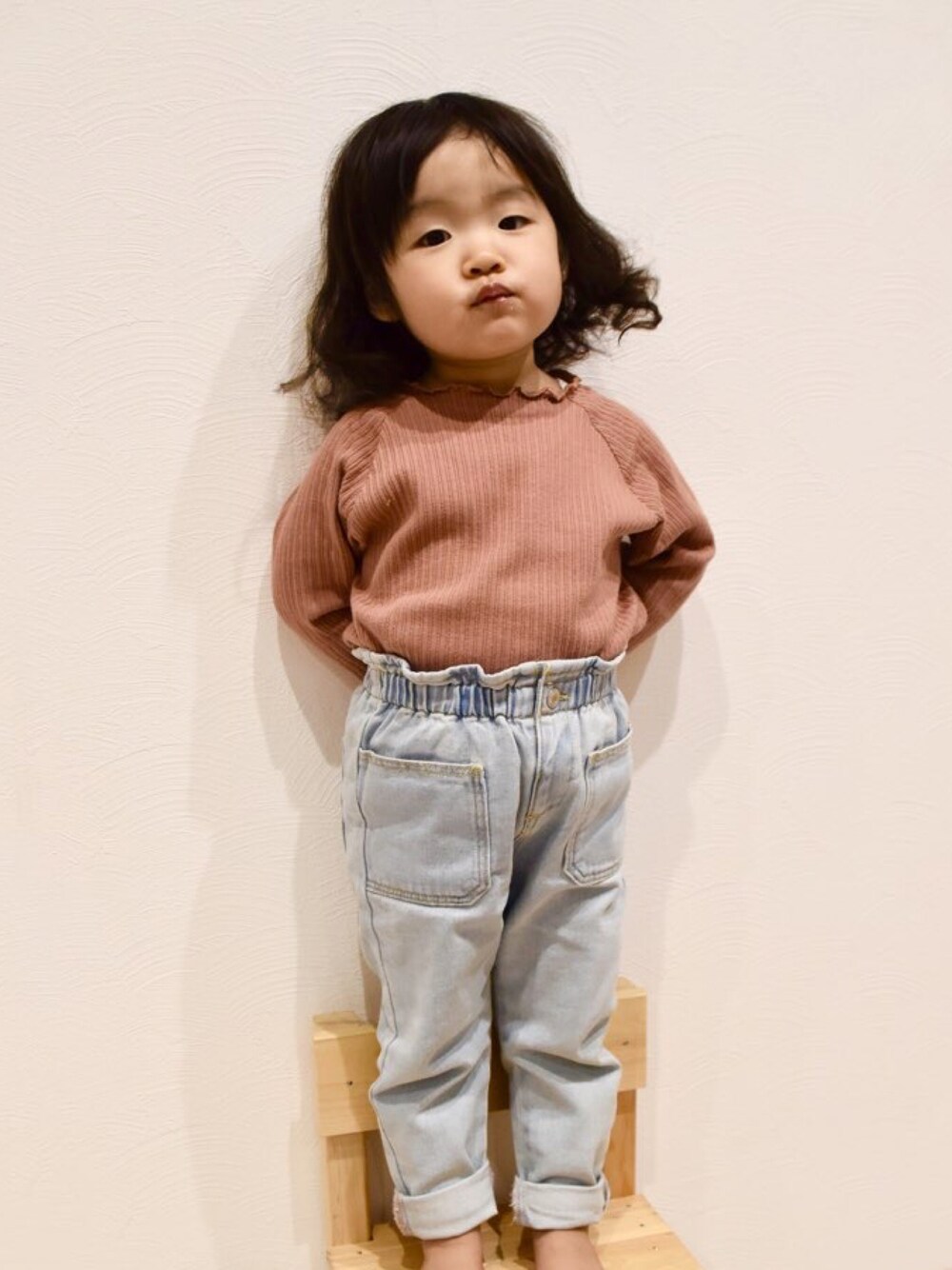 「お塩、お塩のお服、3歳、秋服、ロンT、デニムパンツ、おんなのこ、韓国子供服、休日コーデ、パンツスタイル」｜「ZARA KIDSのアイテム（デニムパンツ、ブルー系）」を使った、お塩さん（キッズ・80cm）の秋コーディネートの1枚目の写真