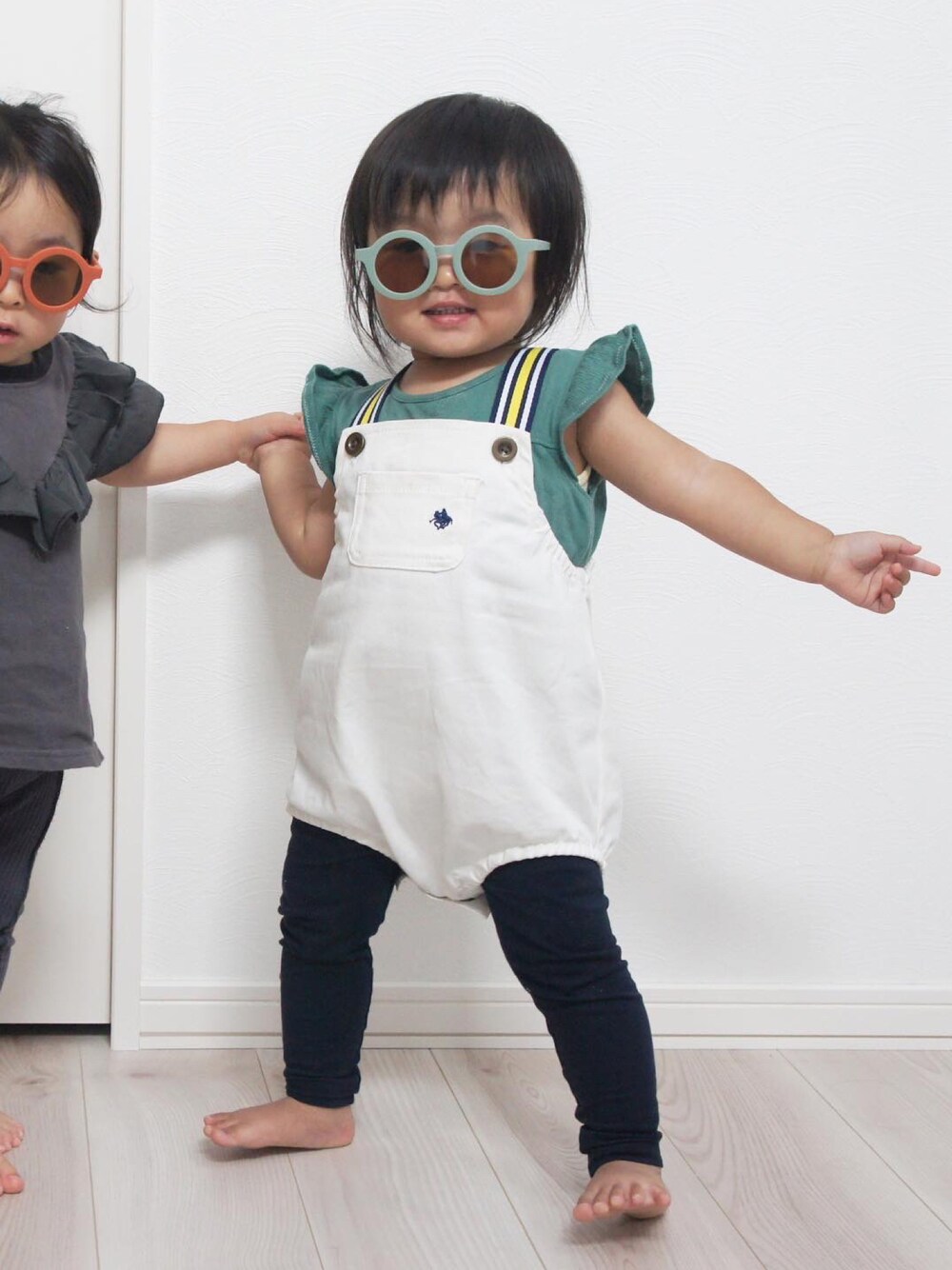 「サングラス、休日コーデ、おうちファッション、女の子コーデ、1歳11ヶ月、お塩、お塩のお服、おんなのこ、80cm、ベビーコーデ」｜「UNIQLOのアイテム（Tシャツ/カットソー、グリーン系）」を使った、お塩さん（キッズ・80cm）の夏コーディネートの1枚目の写真