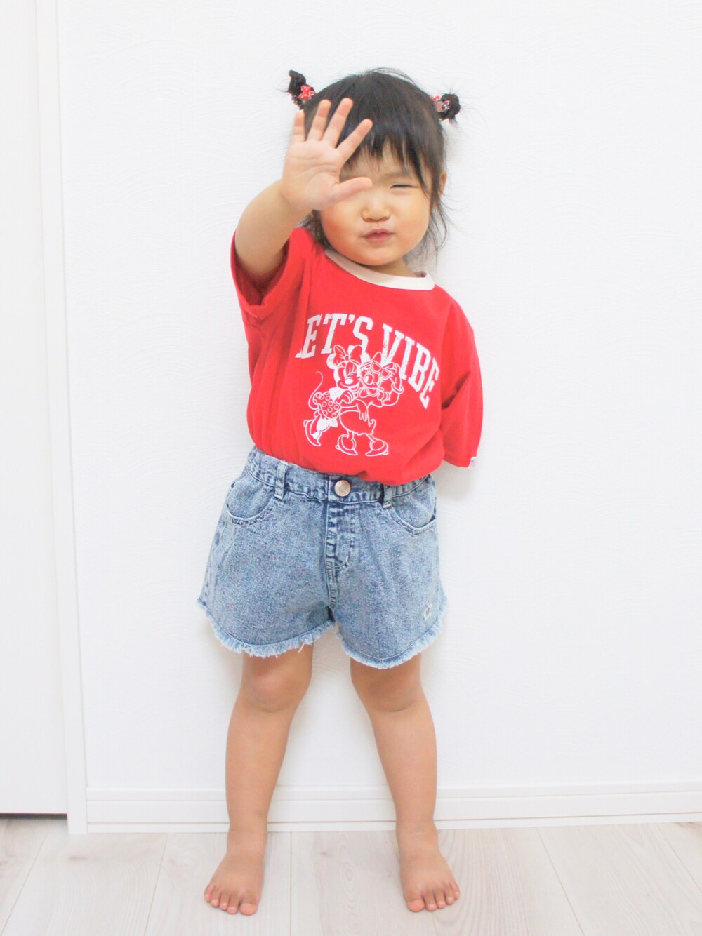 「ストリート、お塩、お塩のお服、3歳、女の子、保育園、デニム、Tシャツ×デニム、Tシャツ」｜「BABYDOLLのアイテム（デニムパンツ、ブルー系）」を使った、お塩さん（キッズ・90cm）の秋コーディネートの1枚目の写真