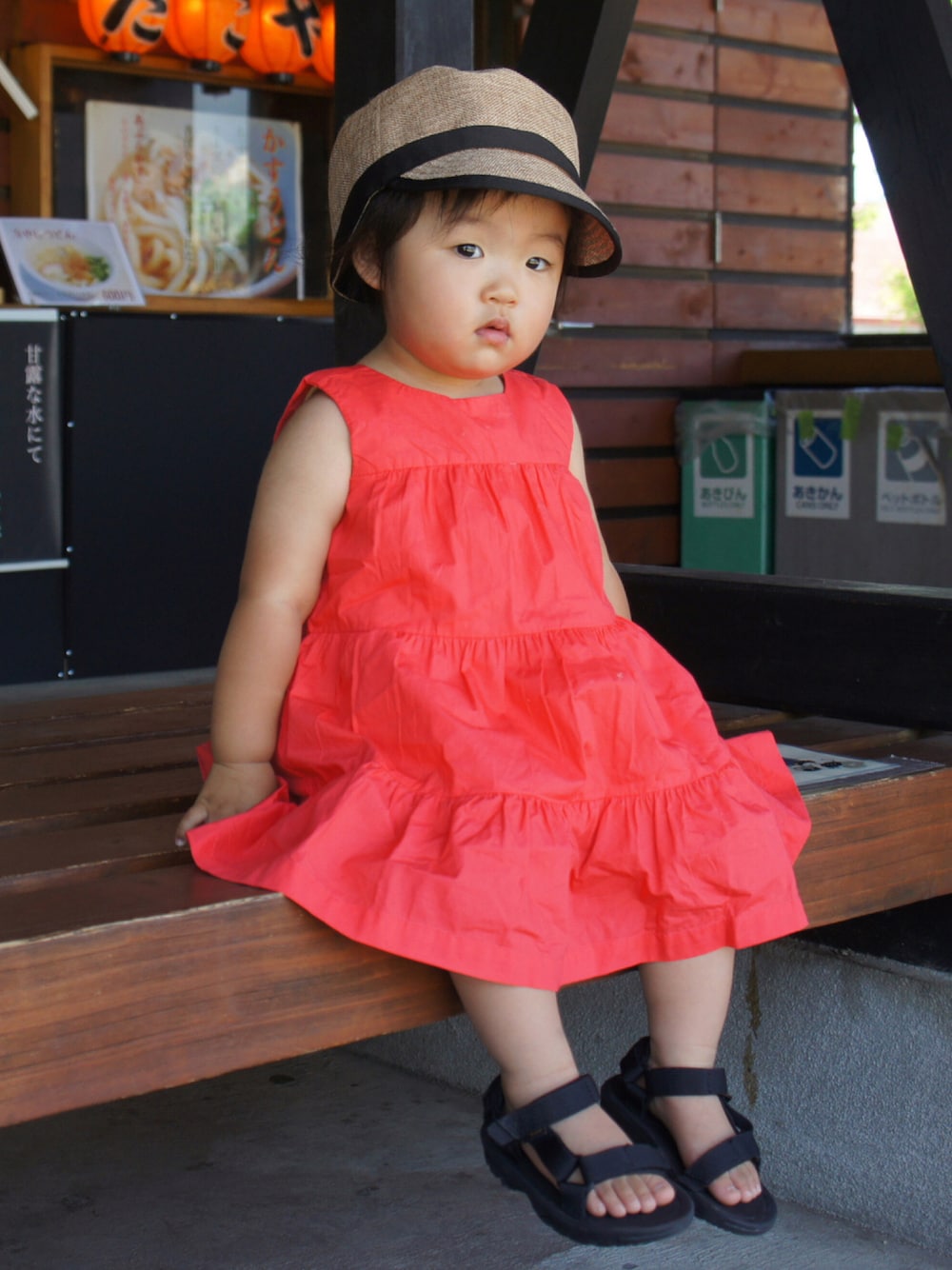 「サンダル、おんなのこコーデ、キッズファッション、夏コーデ、休日スタイル、ベビーコーデ、ワンピース、お塩、お塩のお服、1歳10ヶ月」｜「GAPのティアード シャンブレー ワンピース (幼児)（ワンピース、レッド系）」を使った、お塩さん（キッズ・80cm）の夏コーディネートの1枚目の写真