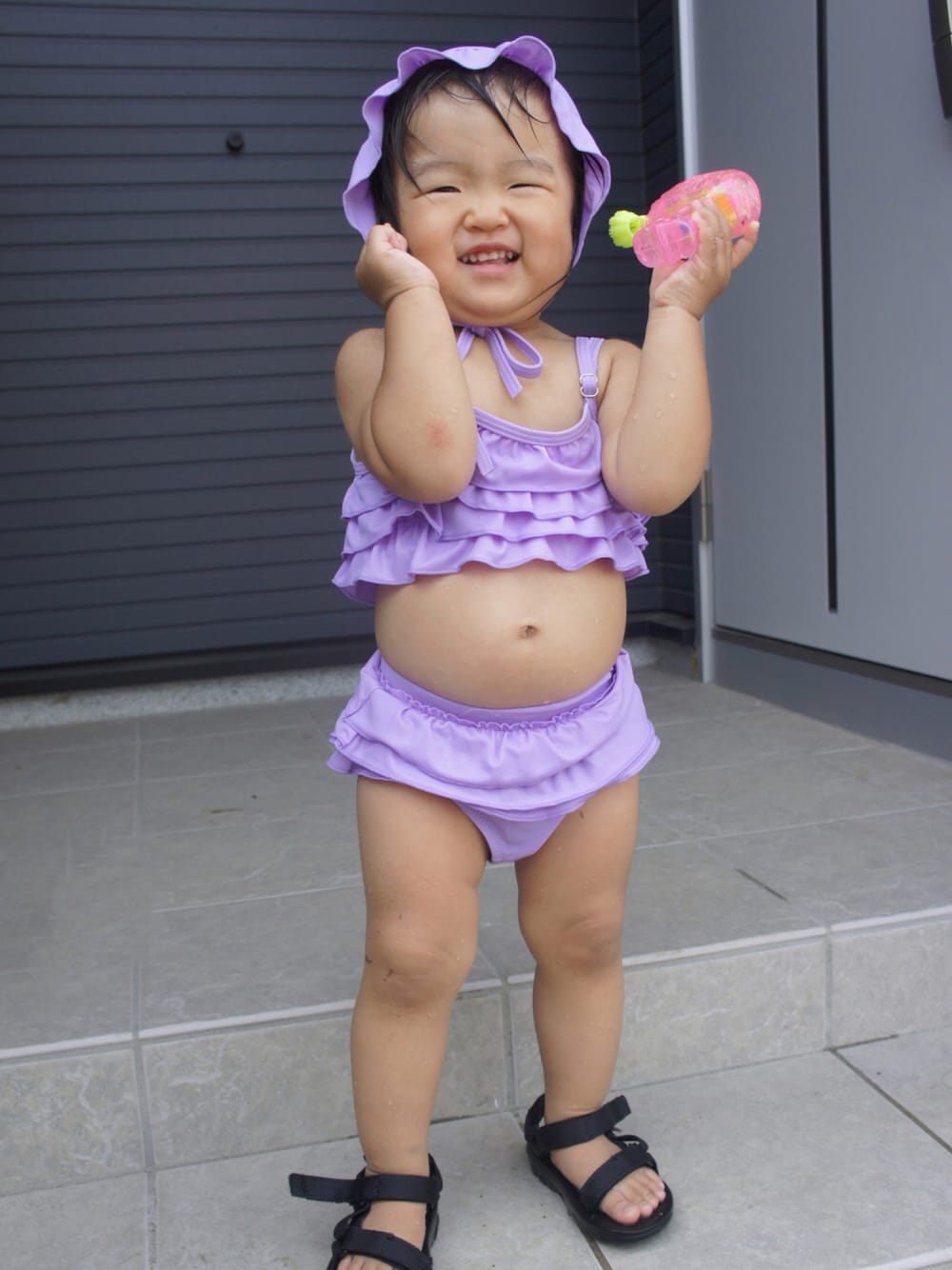「夏の思い出、水遊び、ビキニ、キッズコーデ、キッズファッション、SUMMER、お塩、お塩のお服、2歳、2歳0ヶ月」｜「Tevaの【WEB限定】Teva/テバ　KIDS Hurricane XLT2 /ハリケーンXLT2(スポーツサンダル)14cm～17cm（サンダル、ブラック系）」を使った、お塩さん（キッズ・80cm）の秋コーディネートの1枚目の写真