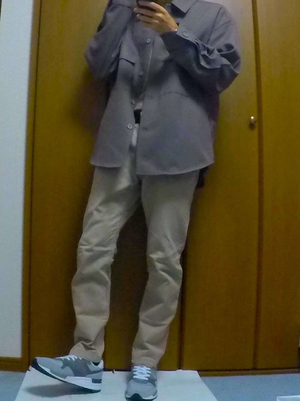 その他のジャケット/アウター、ブラウン系のTシャツ/カットソー、ベージュ系のその他パンツを着用したメンズの冬コーディネートの1枚目の写真