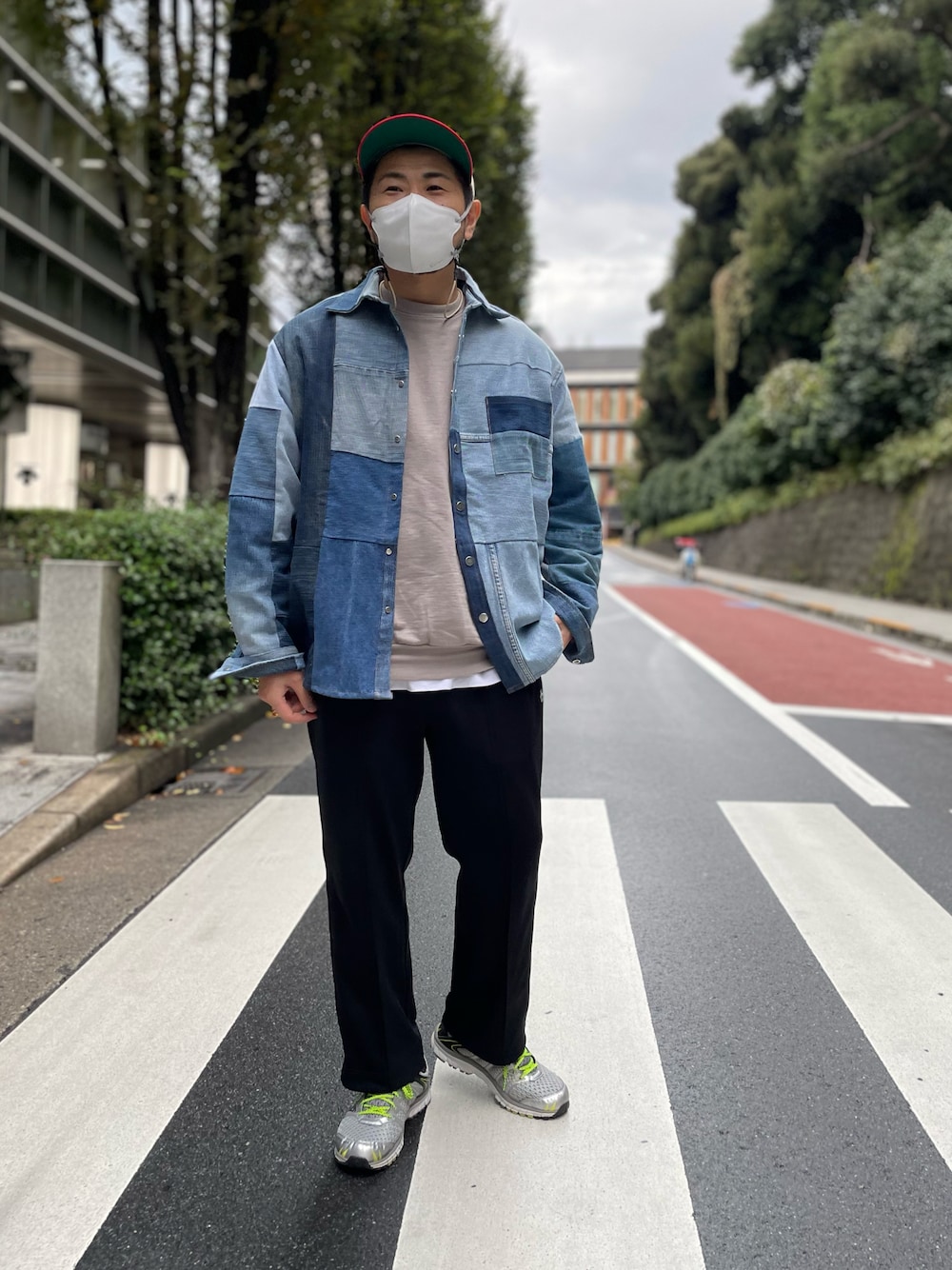 ブラック系のその他パンツ、ブラウン系のスウェット、グレー系のシューズを着用したメンズの秋コーディネートの1枚目の写真