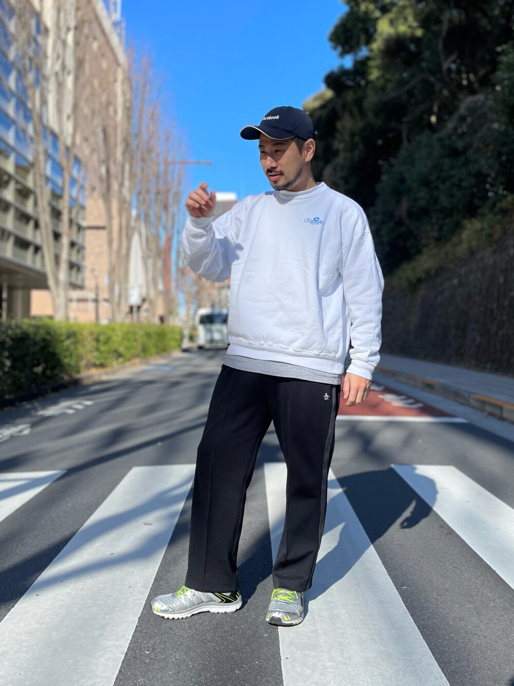 ブラック系のその他パンツ、グレー系のシューズ、ホワイト系のトップスを着用したメンズの冬コーディネートの1枚目の写真