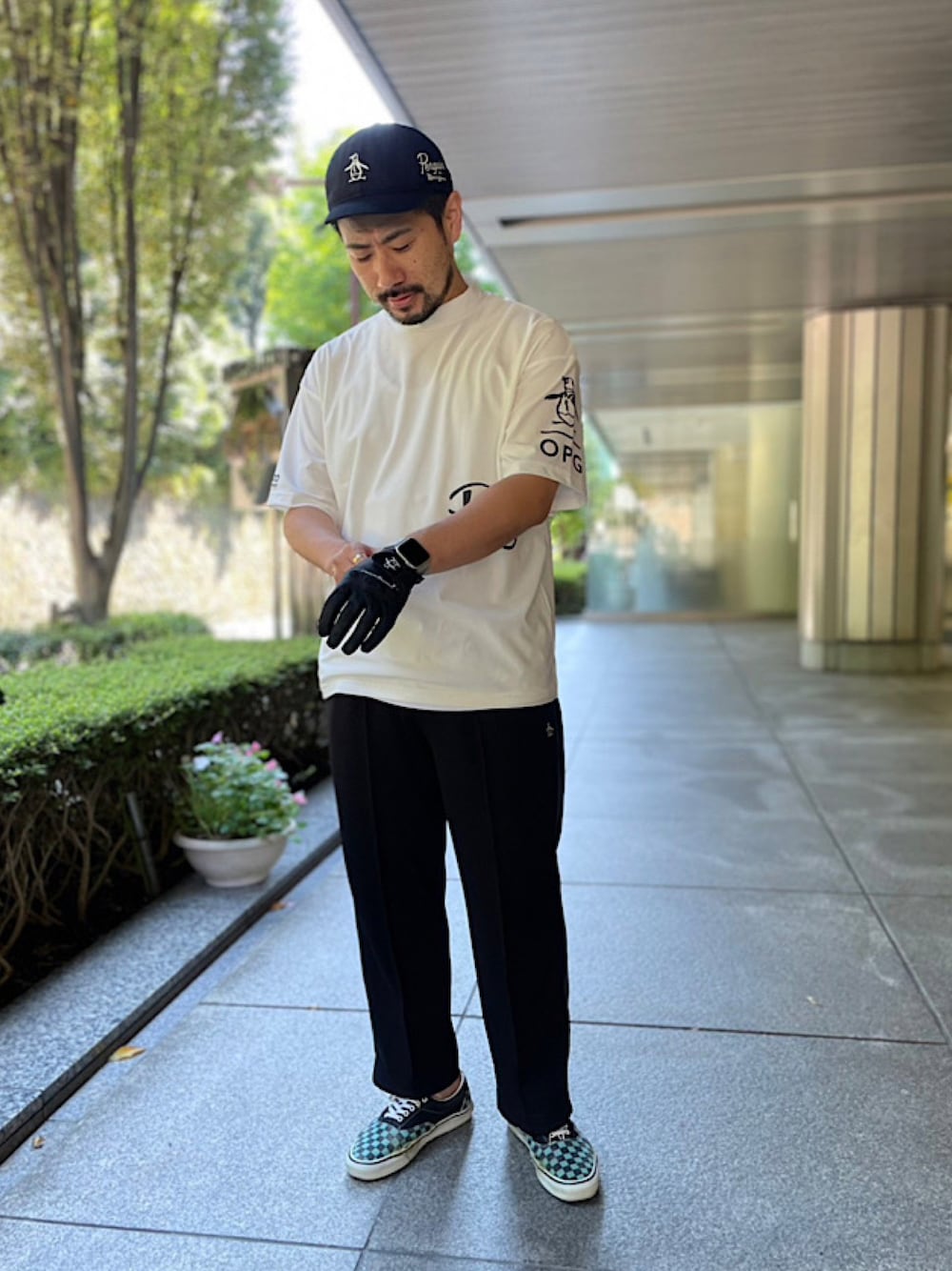 ホワイト系のシャツ/ブラウス、ブラック系のその他パンツ、ブラック系のキャップを着用したメンズの秋コーディネートの1枚目の写真